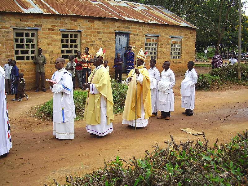 0172 Stoet priesterwijding Mahagi.JPG